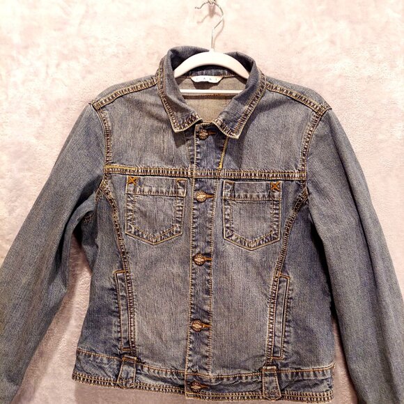 Cabi Jean jacket womens M Blue Denim Logo cropped Long sleeves waist tabs beachy - Picture 2 of 13
